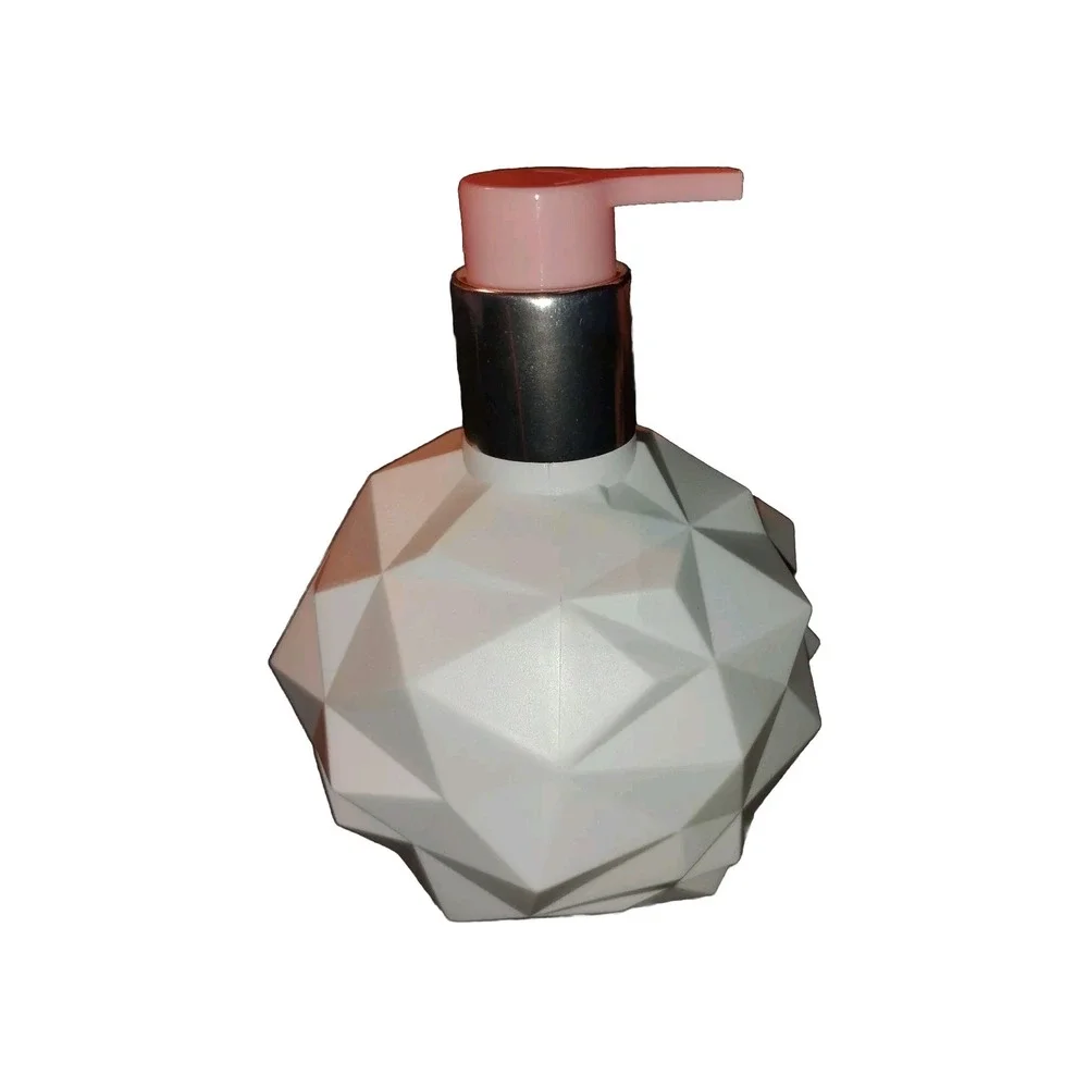 YNM Konad Petit Leaf Body Lotion 300ml Reminiscent: Sweet lk candy Ariana Grande
